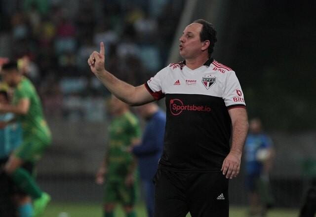 Imagem da noticia Rogério Ceni explica cena de irritação com torcedor: "Me chamou de filho da p..."