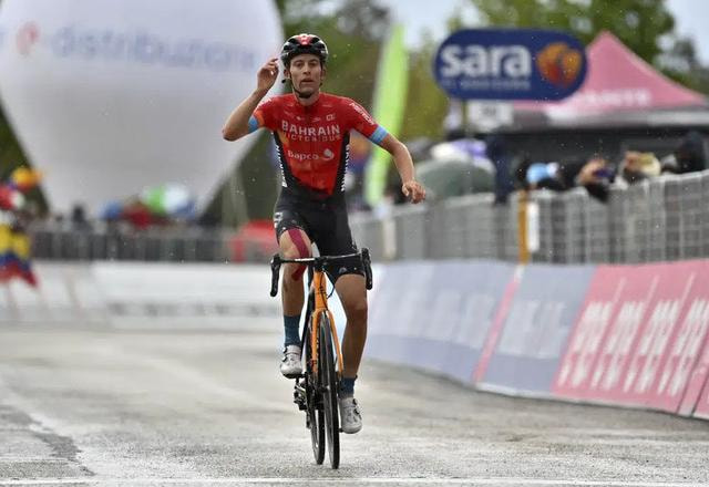 Imagem da noticia Ciclista cai em barranco pedregoso e morre durante o Tour da Suíça