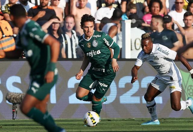 Imagem da noticia Veiga perde pênalti, Palmeiras acha gol no fim e vence Santos na Vila