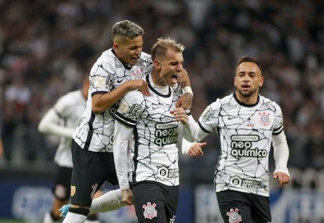Imagem da noticia Com três de Róger Guedes, Corinthians bate Avaí e lidera o Brasileirão