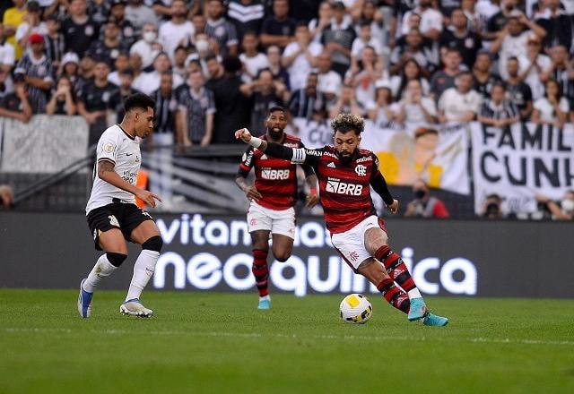 Rodinei faz contra, Corinthians vence Flamengo e segue caça ao líder