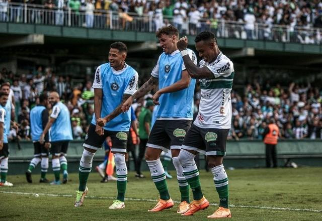 Imagem da noticia Coritiba bate Maringá de virada e é campeão Paranaense