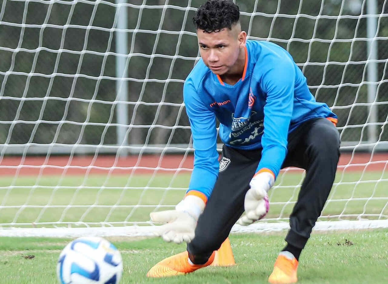 Imagem da noticia Convocado pelo Equador, Loor diminui opções no gol do Botafogo