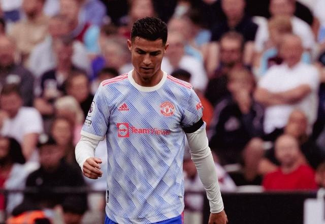 Imagem da noticia Polêmica: Cristiano Ronaldo apoia fãs que detonam Bola de Ouro de Messi