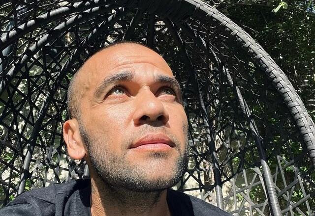 Imagem da noticia Detido na Espanha, Daniel Alves exclui foto de perfil em rede social