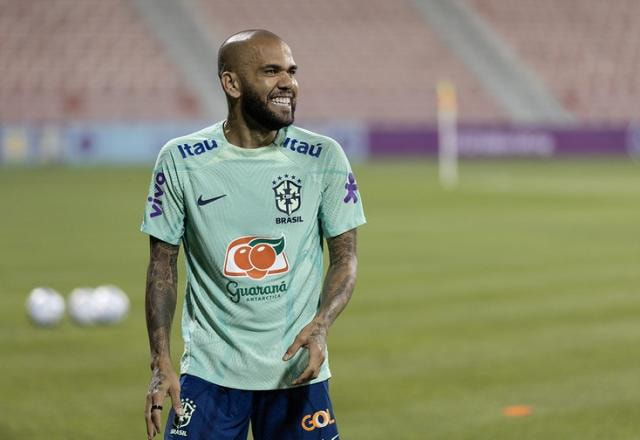 Imagem da noticia Daniel Alves: "Se tiver que tocar pandeiro, vou ser o melhor pandeirista"