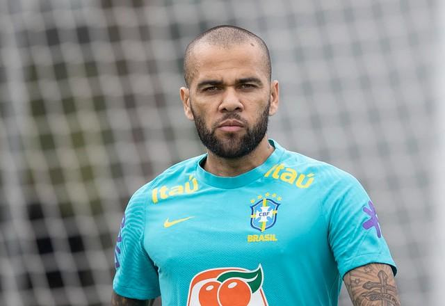 Imagem da noticia Sem clube, Daniel Alves não se vê velho para o futebol: "Discordo completamente"
