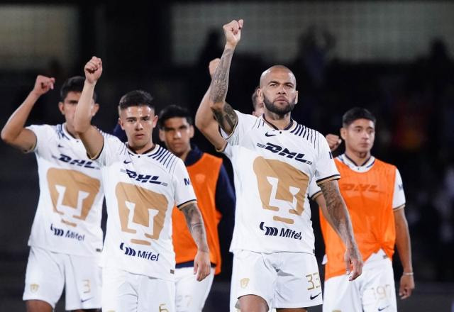 Imagem da noticia Após vaias no México, Daniel Alves ironiza: "Se acaba o amor é porque não era amor"