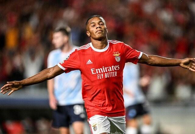 Imagem da noticia David Neres brilha, Benfica bate Dínamo e se garante na fase de grupos da Champions
