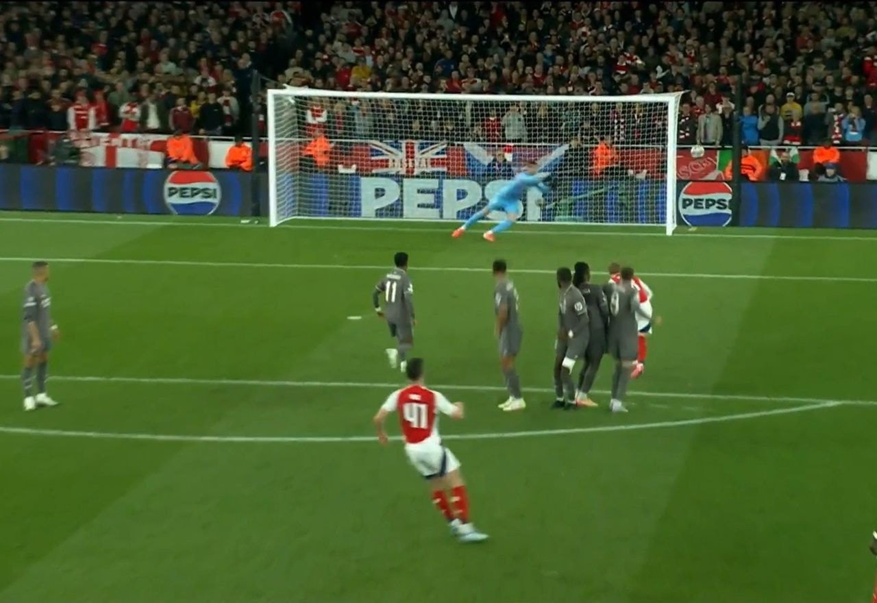 Golaço! Declan Rice surpreende e faz gol de falta do "meio da rua" contra Real Madrid