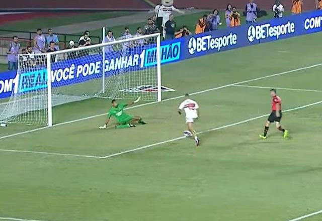Imagem da noticia QUE GOLAÇO! Dodô tabela com Amoroso e coloca São Paulo na frente contra Milan