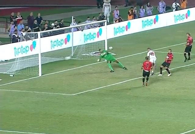 Imagem da noticia É rede! Cruzamento na medida do Richarlyson para Dodô aumentar o placar