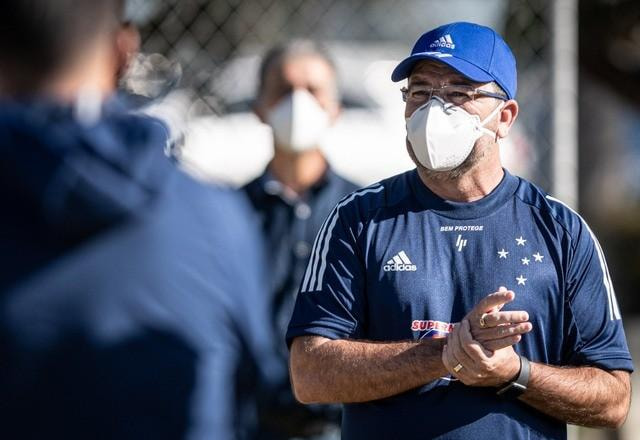 Imagem da noticia Enderson Moreira aciona Cruzeiro e cobra dívida de cerca de R$ 1,5 milhão