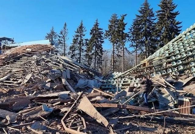 Imagem da noticia Federação da Ucrânia exibe imagens de estádio destruído por bombardeio russo