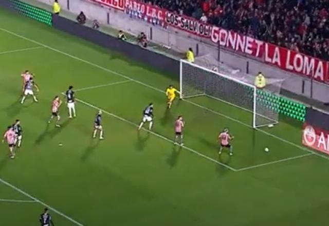 Imagem da noticia Estudiantes acerta trave do Corinthians duas vezes em 2 minutos