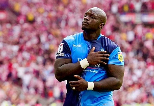 Imagem da noticia Ex-atacante Akinfenwa, que viralizou por porte físico, migra para luta livre