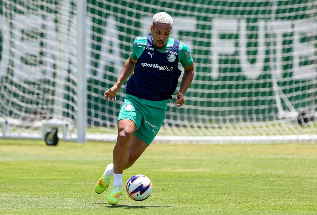 Imagem da noticia Vitor Roque volta a treinar no Palmeiras, mas deve ser poupado no clássico