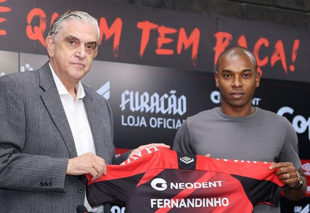 Imagem da noticia Fernandinho é apresentado pelo Athletico-PR: "Enorme satisfação"