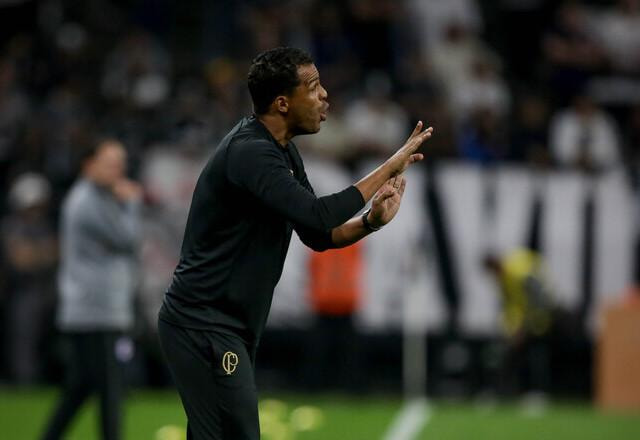 Imagem da noticia Torcida do Corinthians pede demissão do técnico Fernando Lázaro