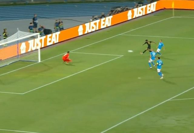 Imagem da noticia Quase! Rodrygo sai cara a cara e chuta em cima do goleiro do Napoli