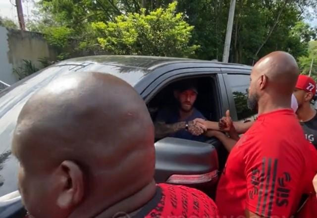 Imagem da noticia Torcedores do Flamengo fazem protesto no Ninho do Urubu
