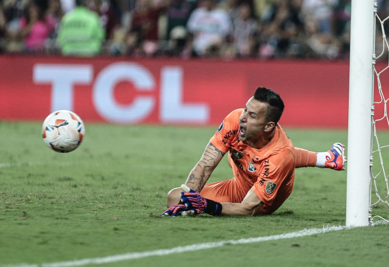 Imagem da noticia Fábio brilha na decisão por pênaltis e Fluminense elimina o Grêmio da Libertadores