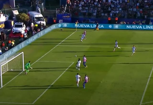 Imagem da noticia Gol do Laion! Pochettino cruza, e Lucero abre o placar para o Fortaleza