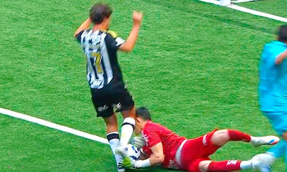 Imagem da noticia Goleiro do Santos, Brazão sai de ambulância minutos após choque na cabeça