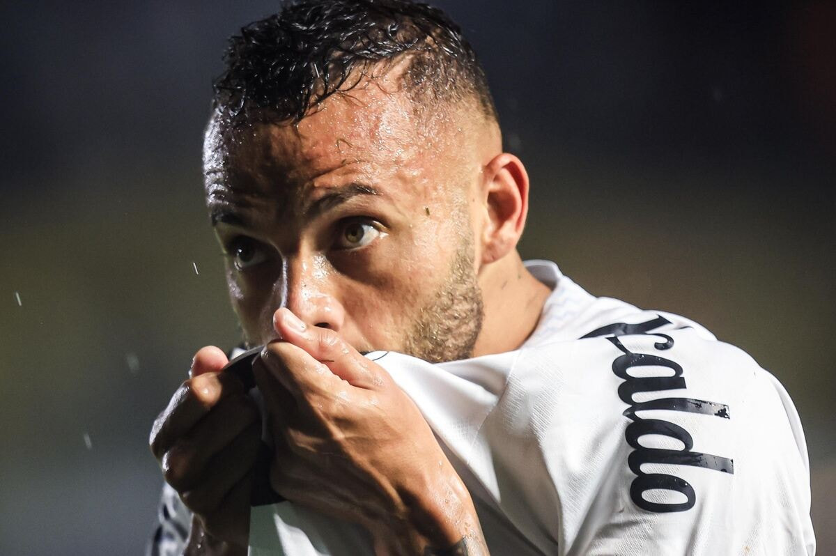 Imagem da noticia Vitórias do Santos no Brasileirão passam pelos pés de Guilherme