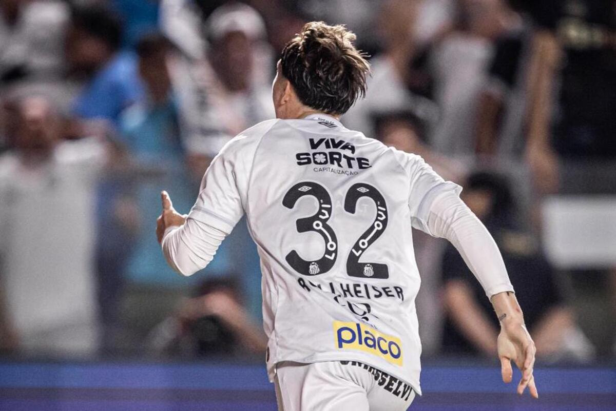 Imagem da noticia Rollheiser celebra gol no clássico e agradece apoio: "Grande jogo"