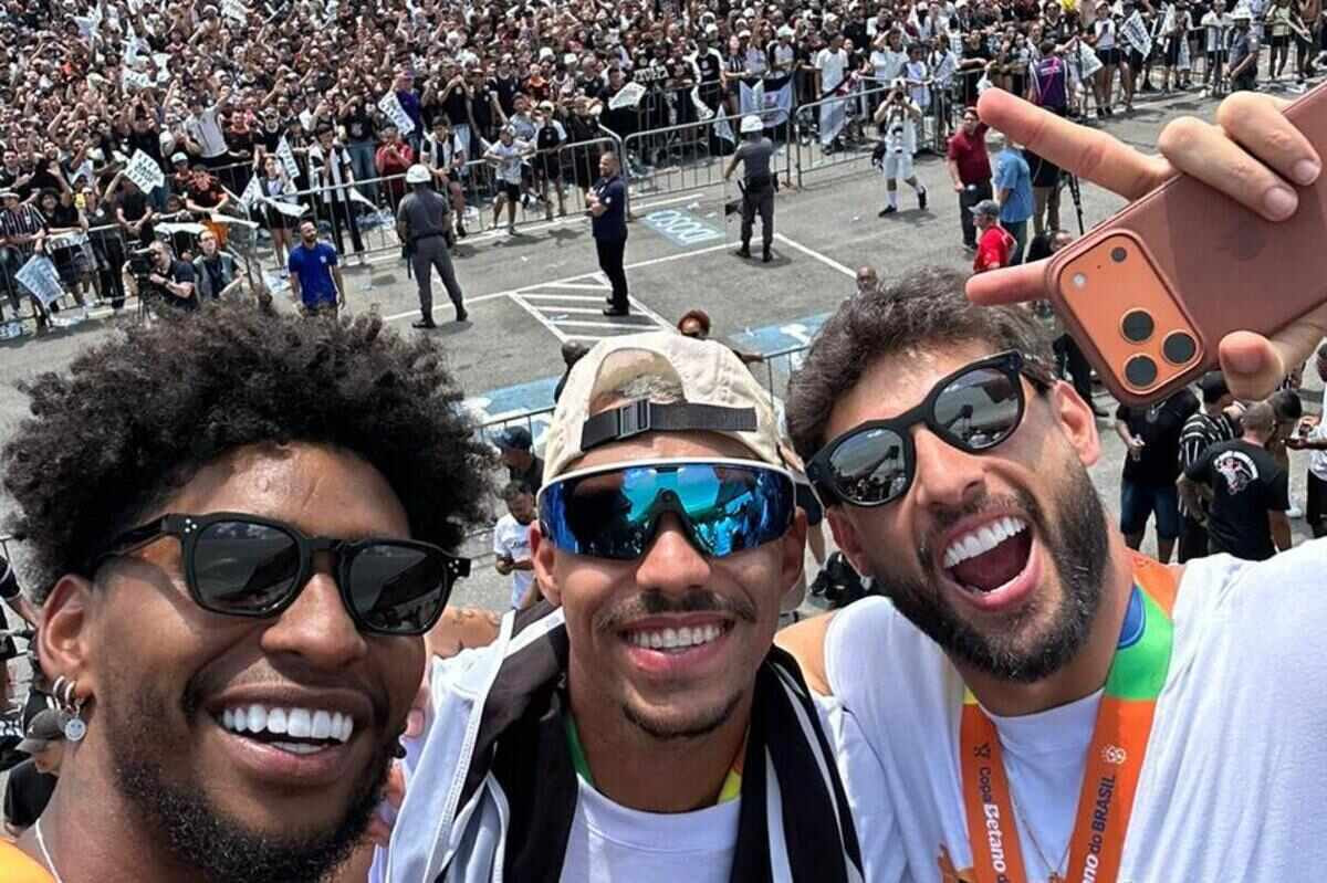 Imagem da noticia Jogadores do Corinthians sobem em trio elétrico e festejam título da Copa do Brasil