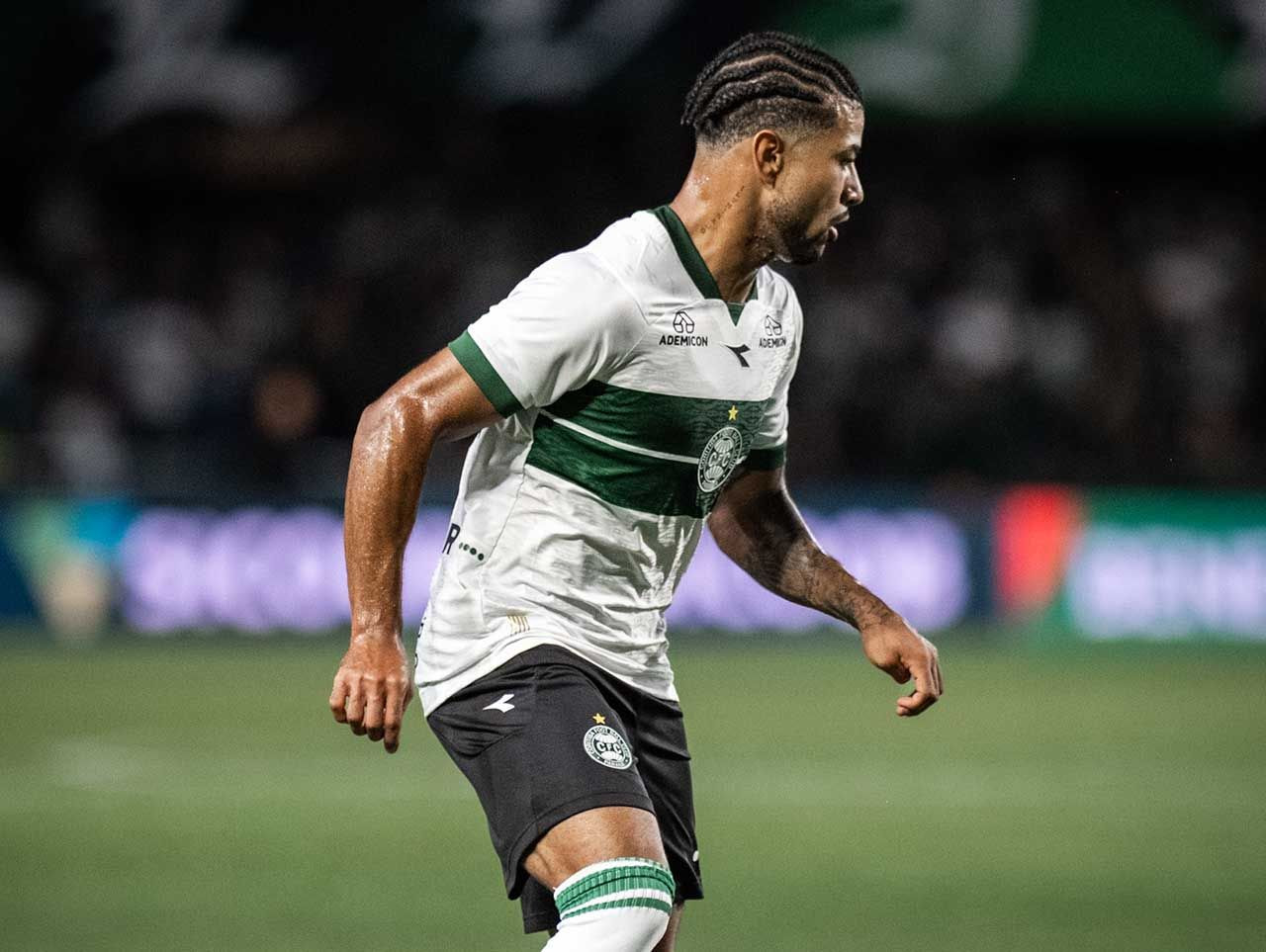 Imagem da noticia Bragantino estreia no Brasileirão com vitória nos acréscimos sobre o Coritiba