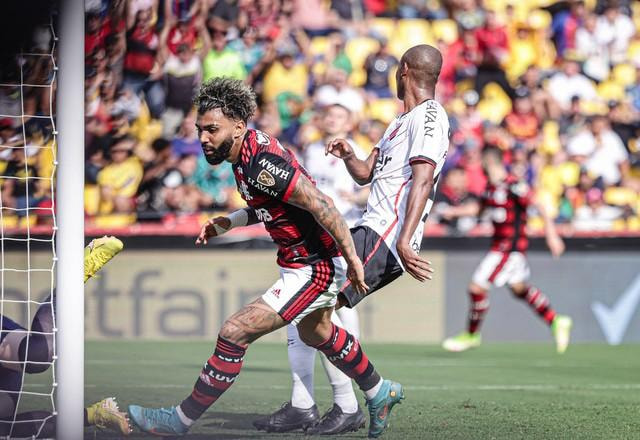 Gabigol marca em 3ª final, Flamengo vence Athletico-PR e é campeão da Libertadores