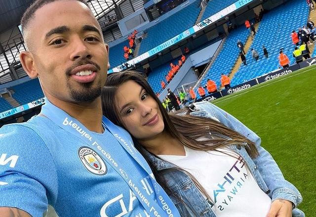 Gabriel Jesus comemora nascimento da filha: "Melhor dia das nossas vidas"