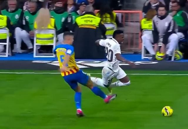 Imagem da noticia Zagueiro brasileiro pede desculpa por ter agredido Vinícius Júnior
