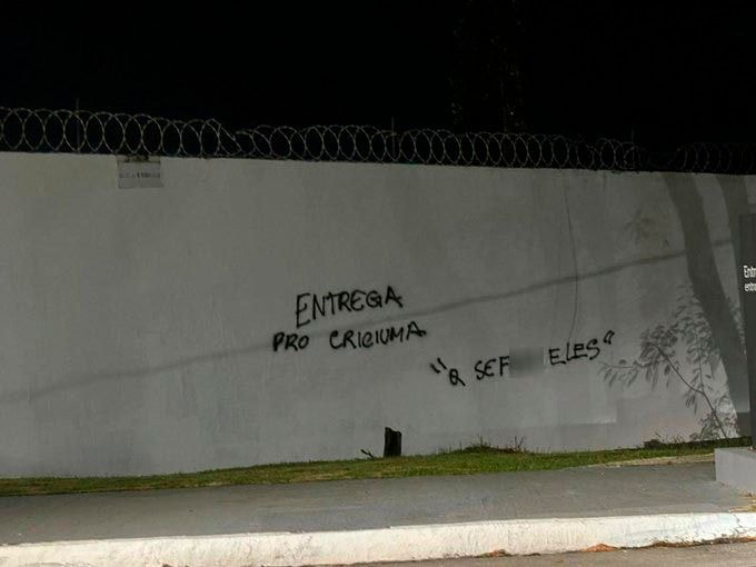 Imagem da noticia Muro do Ninho do Urubu, CT do Flamengo, é pichado: "Entrega para o Criciúma"