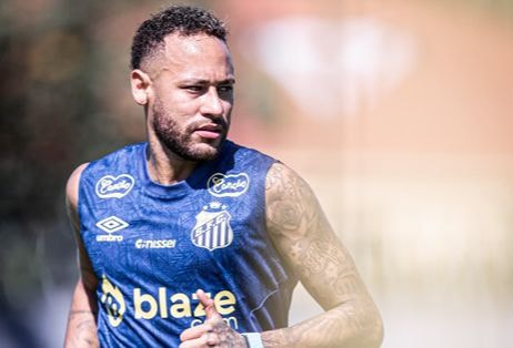 Neymar treina com elenco e deve voltar a campo contra o Fluminense