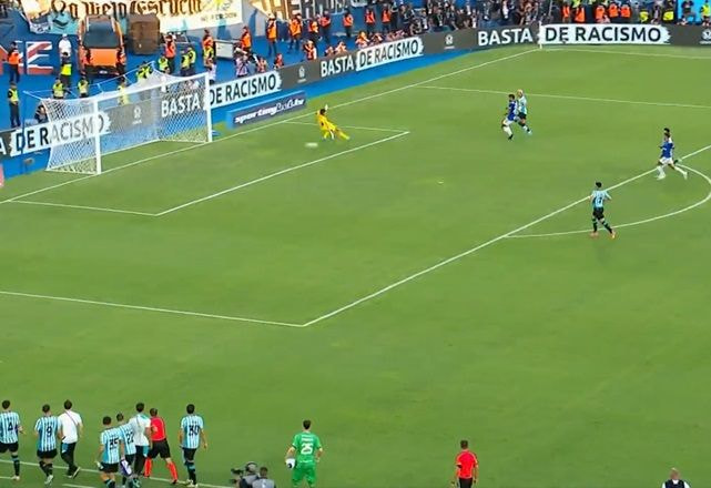 Imagem da noticia Gol que define o título! Roger Martínez marca para o Racing na final da Sul-Americana