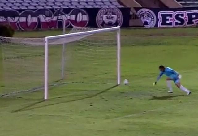 Imagem da noticia Gol bizarro viraliza no Campeonato Piauiense; assista!