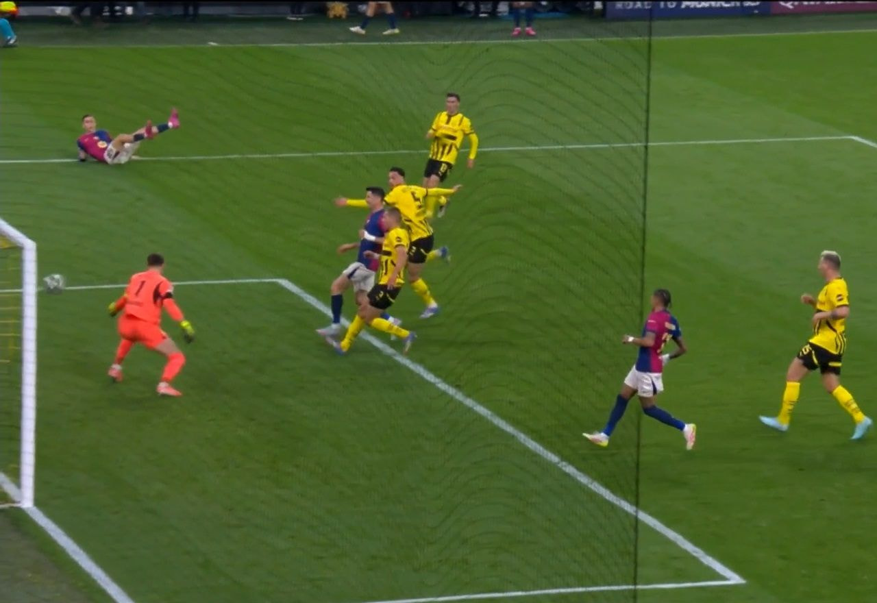 Gol do Barcelona! Bensebaini marca contra e frustra Borussia Dortmund