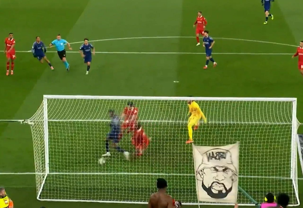 Gol do PSG! Dembelé aproveita confusão da zaga do Liverpool e abre placar