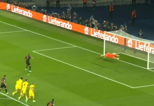 Imagem da noticia Gol do PSG! Mbappé cobra pênalti e abre placar contra Borussia Dortmund