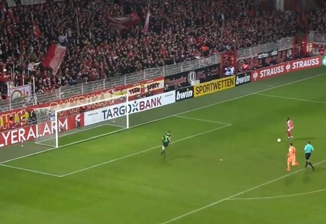 Imagem da noticia Jogador perde gol incrível e é zoado por colegas de time; assista