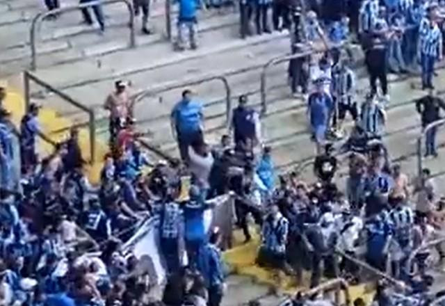 Imagem da noticia Torcedores do Grêmio brigam entre si na Arena durante jogo contra Cruzeiro