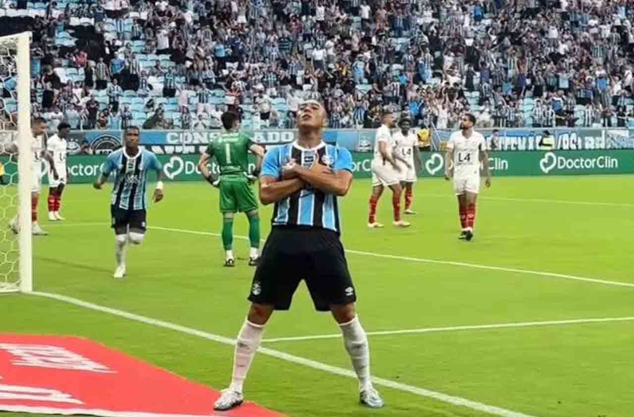 Imagem da noticia Grêmio atropela o São Luiz com hat-trick de Carlos Vinícius