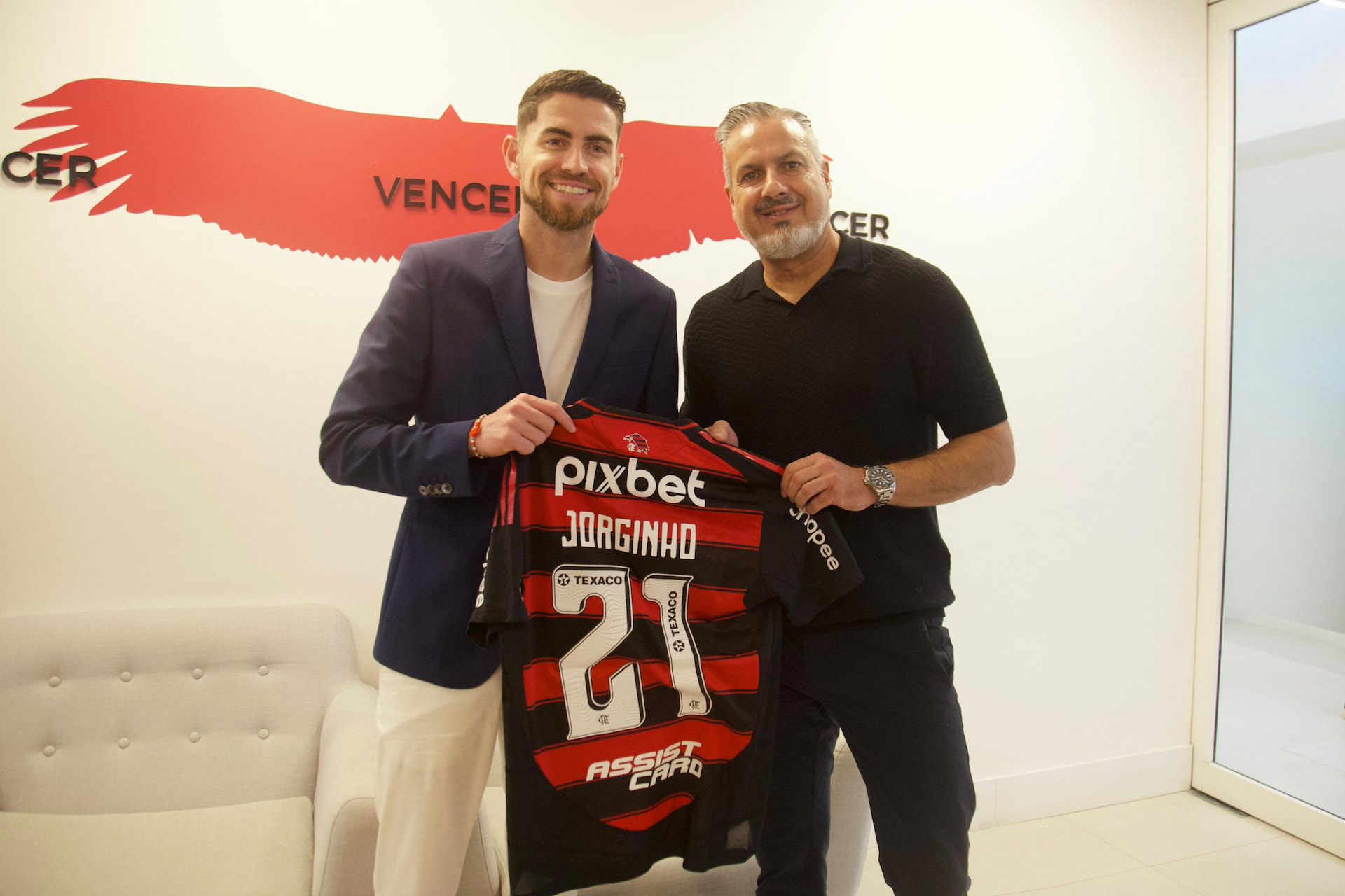 Flamengo anuncia a contratação do volante Jorginho