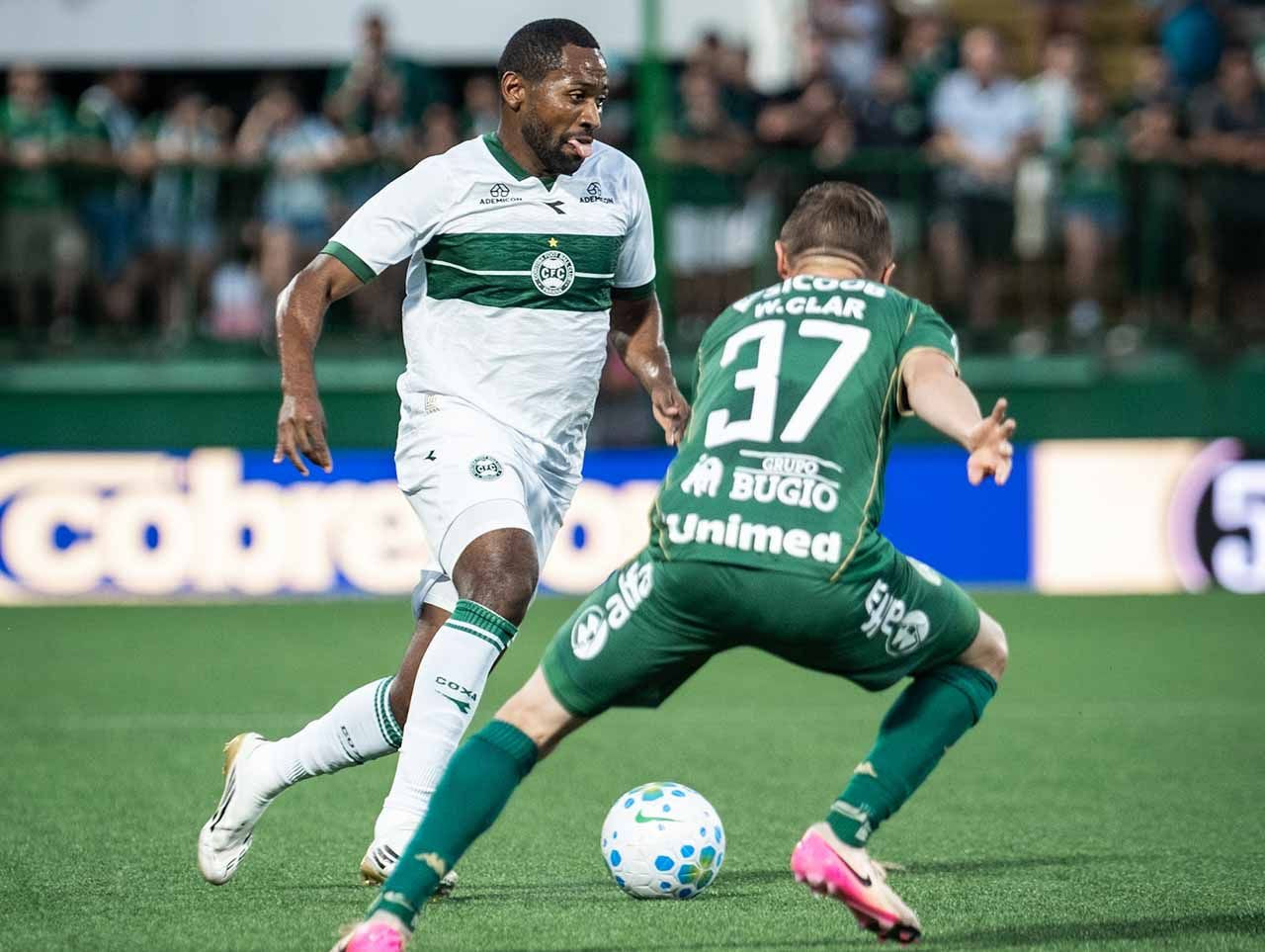 Imagem da noticia Chapecoense reage no fim e arranca empate contra o Coritiba no Brasileirão