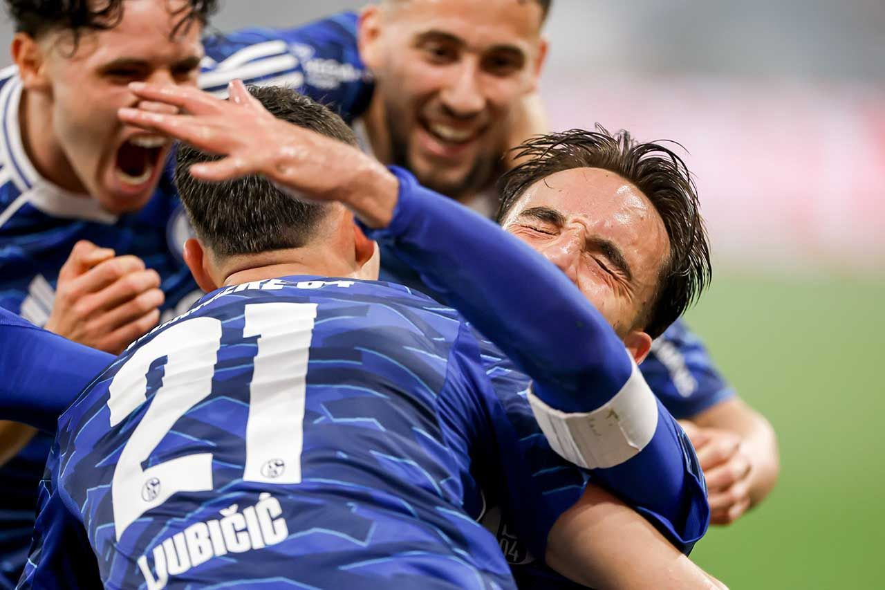 Imagem da noticia Schalke vence e está de volta à elite da Alemanha