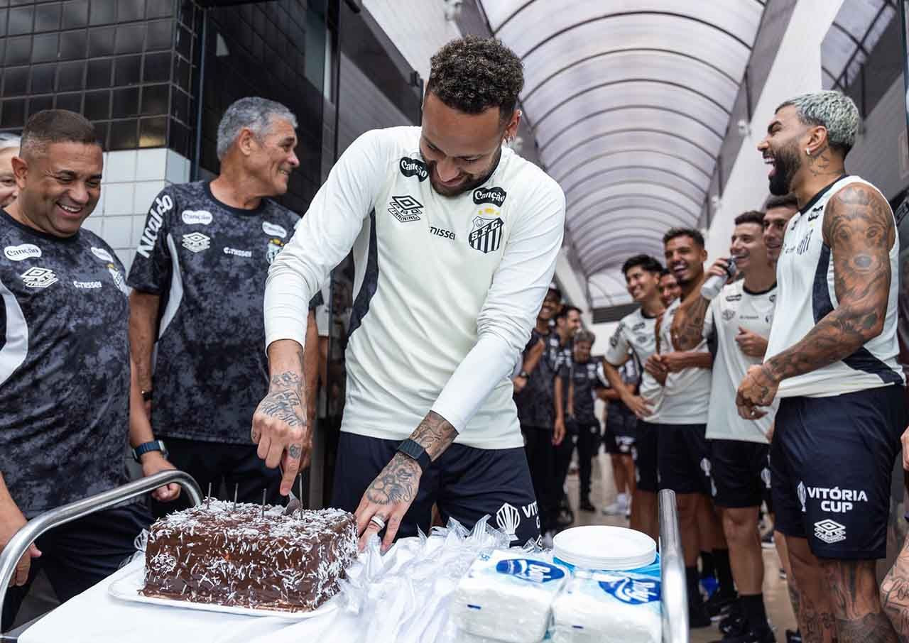 Imagem da noticia Neymar comemora 34 anos com festa no CT do Santos