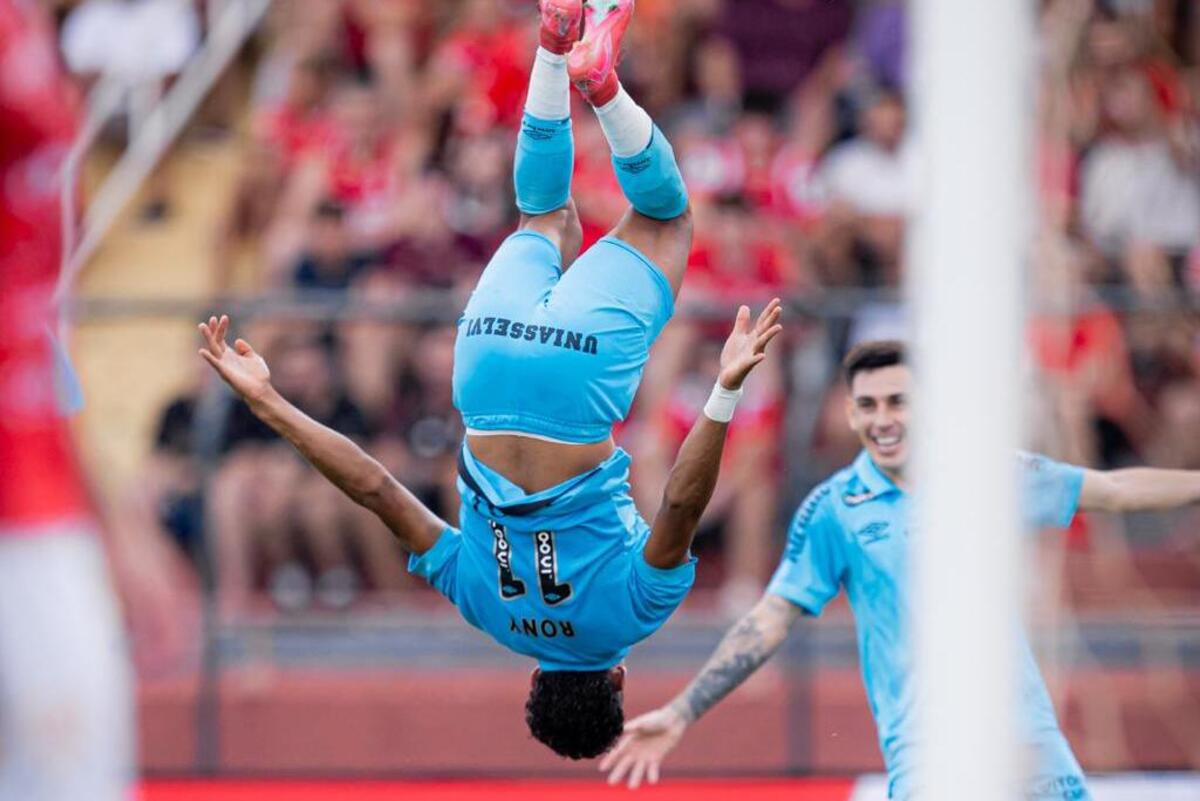 Imagem da noticia Rony marca pelo Santos e comemora: "Que seja o primeiro de muitos"